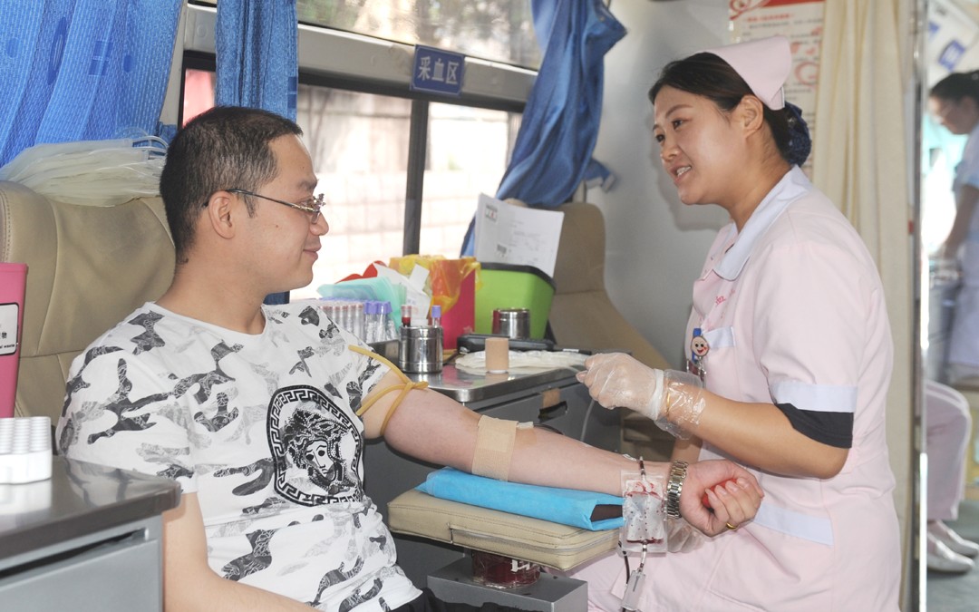 0 微信、OA：杜儿坪矿团委开展“热心公益 助力二青”献血活动 .jpg